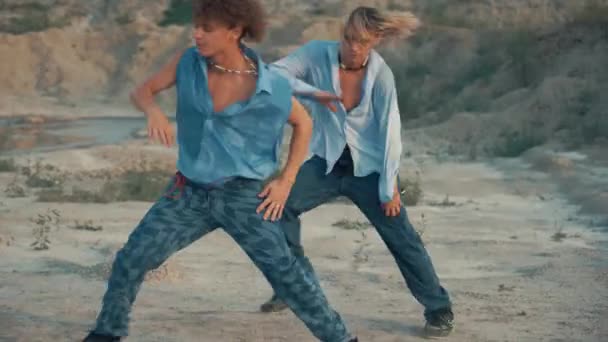 Δύο Χορευτές Χορεύουν Μοντέρνο Χορό Στην Έρημο Ηλιοβασίλεμα — Αρχείο Βίντεο