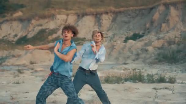 Dwóch Facetów Tańczy Taniec Nowoczesny Pustyni Zachodzie Słońca — Wideo stockowe