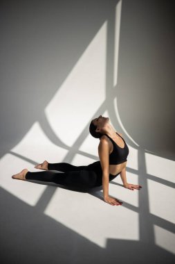 Yoga yapan bir kadın. Yoga ve fitness konsepti.