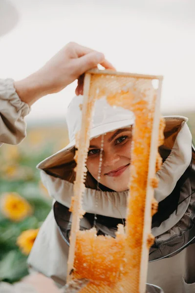 Jonge Imkers Werken Met Bijen Bijenstal Eten Honing Een Jonge — Stockfoto