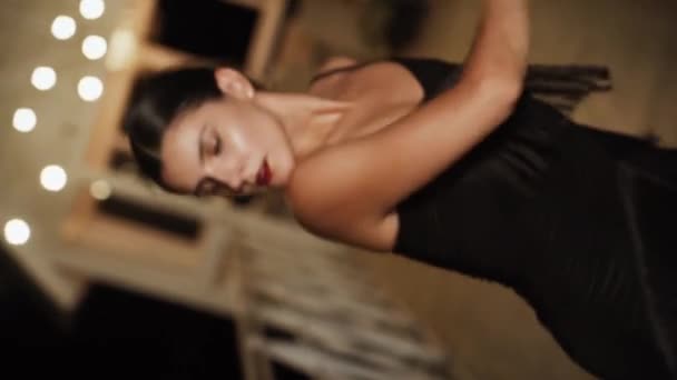 Sexy Kobieta Taniec Latynoski Taniec Czarnej Sukience Sam Tarasie Koncepcja — Wideo stockowe
