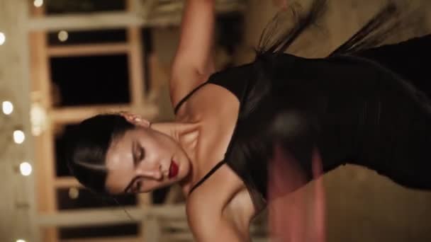 Sexy Woman Dança Latina Dança Vestido Preto Sozinho Terraço Conceito — Vídeo de Stock