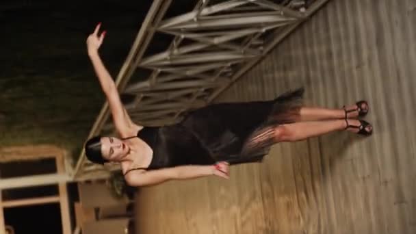 Sexy Woman Dança Latina Dança Vestido Preto Sozinho Terraço Conceito — Vídeo de Stock