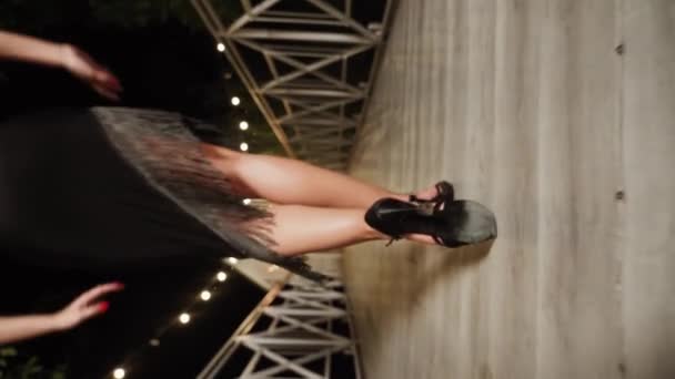 Terasta Siyah Bir Elbiseyle Dans Eden Seksi Kadın Dans Konsepti — Stok video