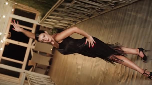 Σέξι Γυναίκα Χορεύει Latina Χορό Ένα Μαύρο Φόρεμα Και Μόνο — Αρχείο Βίντεο
