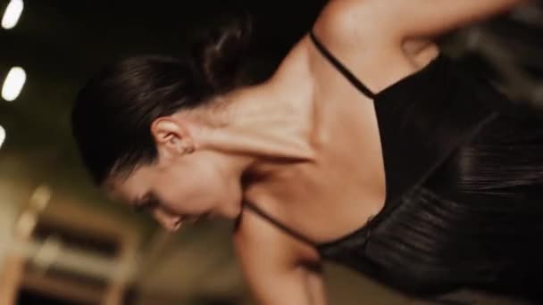 Sexy Woman Bailando Latina Bailando Vestido Negro Solo Terraza Concepto — Vídeos de Stock