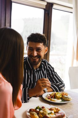 : Aşık bir çift lokantada kahvaltı yapıyor.