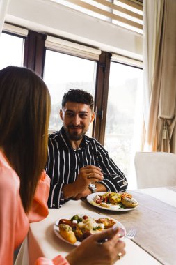 : Aşık bir çift lokantada kahvaltı yapıyor.