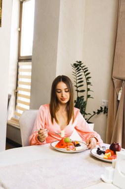 Genç aşık bir çift oteldeki bir restoranda kahvaltı yapıyor. Otelde tatil kavramı.