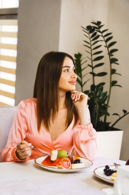 Genç aşık bir çift oteldeki bir restoranda kahvaltı yapıyor. Otelde tatil kavramı.
