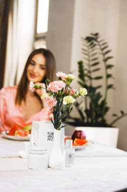 Genç aşık bir çift oteldeki bir restoranda kahvaltı yapıyor. Otelde tatil kavramı.