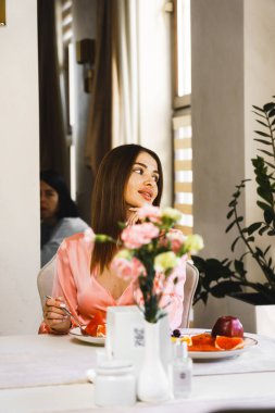 Genç aşık bir çift oteldeki bir restoranda kahvaltı yapıyor. Otelde tatil kavramı.