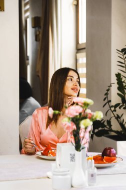 Genç aşık bir çift oteldeki bir restoranda kahvaltı yapıyor. Otelde tatil kavramı.