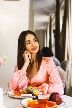 Genç aşık bir çift oteldeki bir restoranda kahvaltı yapıyor. Otelde tatil kavramı.