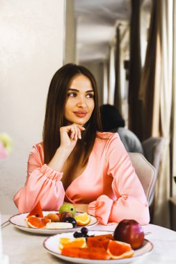 Genç aşık bir çift oteldeki bir restoranda kahvaltı yapıyor. Otelde tatil kavramı.