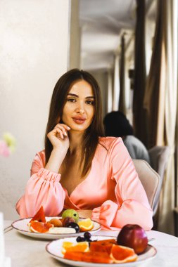 Genç aşık bir çift oteldeki bir restoranda kahvaltı yapıyor. Otelde tatil kavramı.