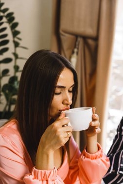 Genç aşık bir çift oteldeki bir restoranda kahvaltı yapıyor. Otelde tatil kavramı.