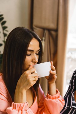 Genç aşık bir çift oteldeki bir restoranda kahvaltı yapıyor. Otelde tatil kavramı.