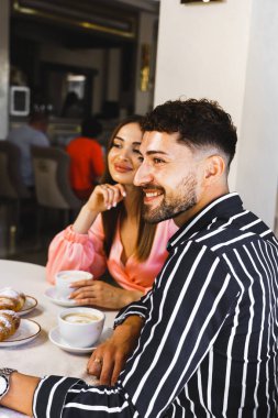 Genç aşık bir çift oteldeki bir restoranda kahvaltı yapıyor. Otelde tatil kavramı.