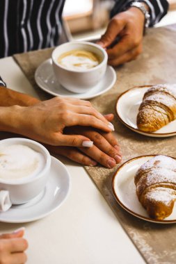 Genç aşık bir çift oteldeki bir restoranda kahvaltı yapıyor. Otelde tatil kavramı.