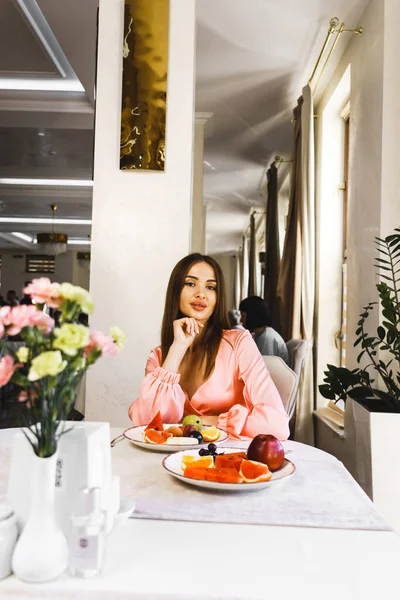 Genç aşık bir çift oteldeki bir restoranda kahvaltı yapıyor. Otelde tatil kavramı.