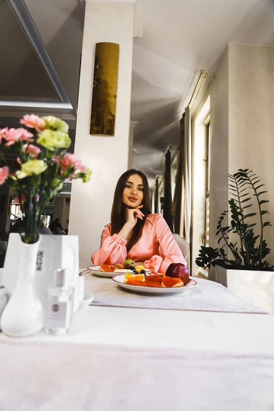Молодая Влюбленная Пара Завтракает Ресторане Отеля Концепция Отдыха Отеле — стоковое фото