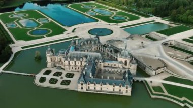 Chantilly Şatosu (Chantilly Kalesi), Oise, Picardie, Fransa. Drone Chot 4k