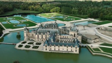 Chantilly Şatosu (Chantilly Kalesi), Oise, Picardie, Fransa. Drone Chot 4k