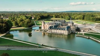 Chantilly Şatosu (Chantilly Kalesi), Oise, Picardie, Fransa. Drone Chot 4k