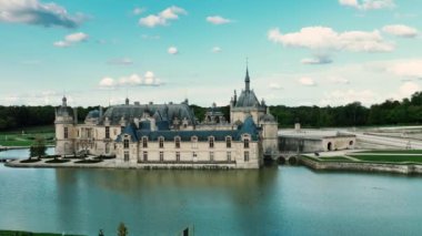 Chantilly Şatosu (Chantilly Kalesi), Oise, Picardie, Fransa. Drone Chot 4k