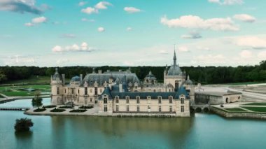 Chantilly Şatosu (Chantilly Kalesi), Oise, Picardie, Fransa. Drone Chot 4k