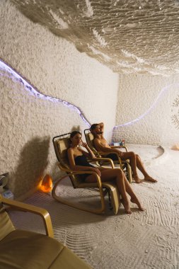 Genç çift tuz odasında dinlendirici