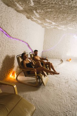 Genç çift tuz odasında dinlendirici