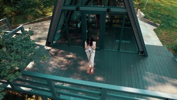 Žena Stojí Prknech Sadhu Domu Lese Meditační Koncept Záběry Dronů — Stock video