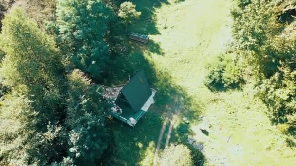 一位妇女站在森林中一所房子附近的萨杜木板上 冥想的概念 无人机镜头4K — 图库视频影像