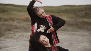 İki kadın çölde ustaca modern dans ediyor. Dans ve ritim kavramı