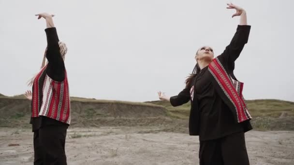 Dos Mujeres Bailan Magistralmente Danza Moderna Desierto Concepto Danza Ritmo — Vídeo de stock