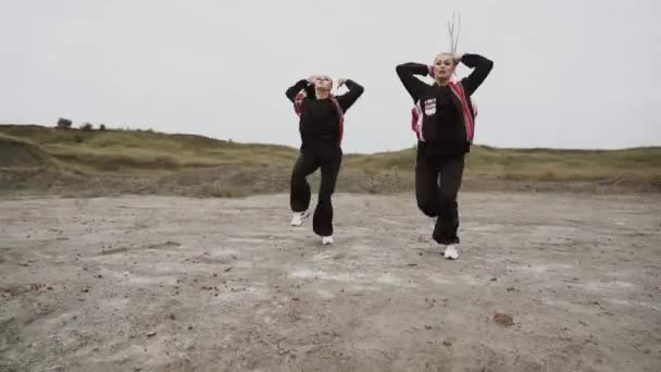 Dos Mujeres Bailan Magistralmente Danza Moderna Desierto Concepto Danza Ritmo — Vídeo de stock