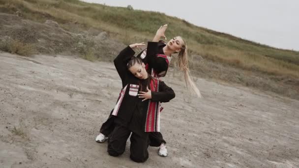 Дві Жінки Танцюють Майстерно Сучасний Танець Пустелі Концепція Танцю Ритму — стокове відео