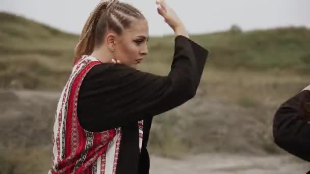 二人の女性が砂漠でダンスを踊る ダンスとリズムの概念 — ストック動画