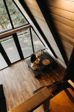 Bir kadın sonbaharda ormanda bir evde dinlenir ve meditasyon yapar. Geri çekilme ve meditasyon konsepti