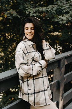 Bir kadın sonbaharda ormanda bir evde dinlenir ve meditasyon yapar. Geri çekilme ve meditasyon konsepti