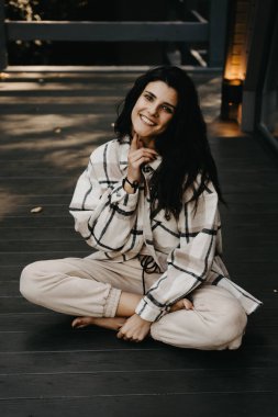 Bir kadın sonbaharda ormanda bir evde dinlenir ve meditasyon yapar. Geri çekilme ve meditasyon kavramı.
