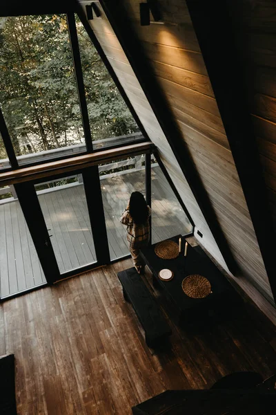 Bir kadın sonbaharda ormanda bir evde dinlenir ve meditasyon yapar. Geri çekilme ve meditasyon konsepti