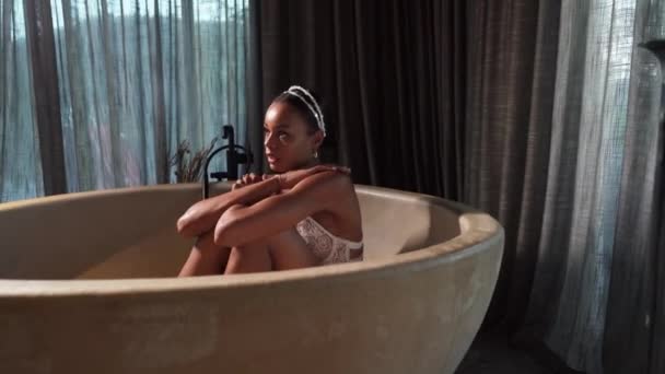 Sexy Modelo Mujer Negra Lencería Blanca Posando Baño Concepto Disparo — Vídeo de stock
