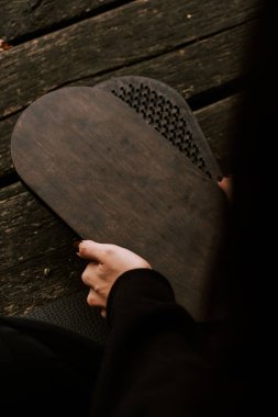 Sonbaharda ormanda Sadhu tahtalarına poz veren ve el ele tutuşan kız. Yoga ve çivi konsepti