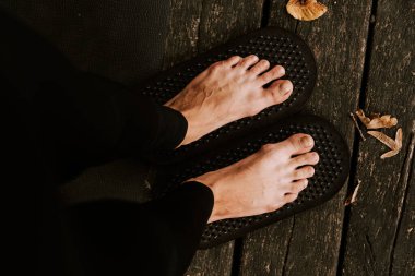 Sonbaharda ormanda Sadhu tahtalarına poz veren ve el ele tutuşan kız. Yoga ve çivi konsepti