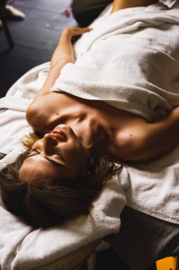 Masaj salonunda masajdan hoşlanan kadın. Sağlık konsepti.