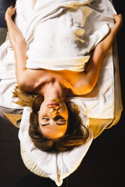 Masaj salonunda masajdan hoşlanan kadın. Sağlık konsepti.