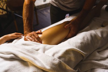 Masaj salonunda masajdan hoşlanan kadın. Sağlık konsepti.